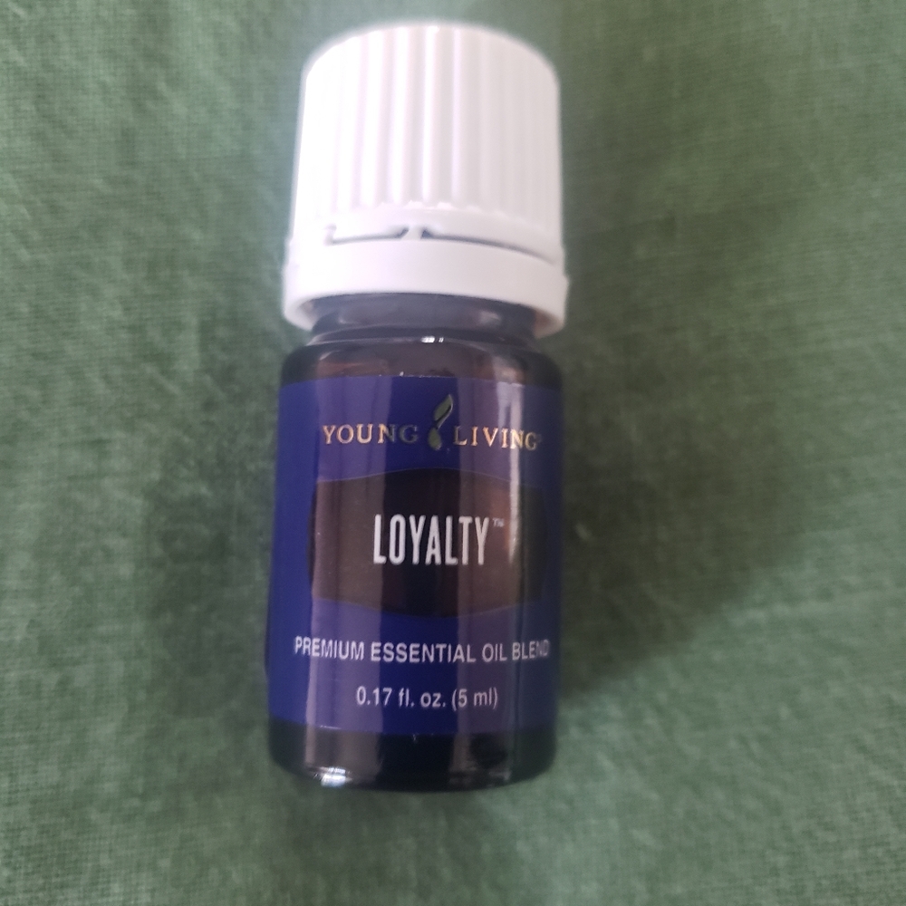Young Living Loyalty Essential Oil Blend - Deep Blue and White